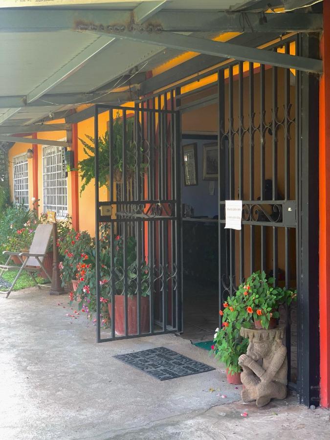 Black Lion Inn سانتياغو المظهر الخارجي الصورة